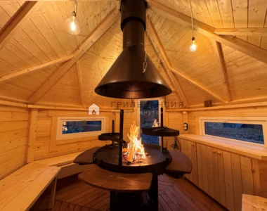 Внутренний интерьер гриль домика Кота Хаус 9 м2 с гриль-мангалом и деревянными лавками