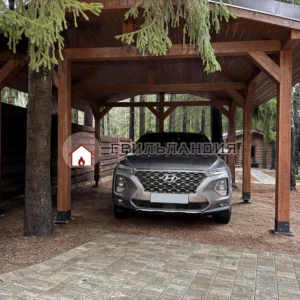 Деревянный навес для машины с крышей из металлочерепицы на даче в Ленинградской области